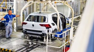 Сбогом на рекордите: Volkswagen Group намалява производството