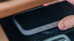 Нова технология улеснява зареждането на смартфон в колата