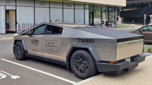 Българин остана без книжка в Румъния заради Tesla Cybertruck