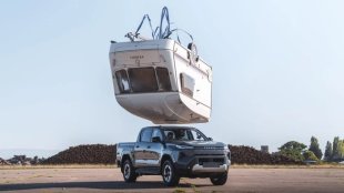 Като в Top Gear: Toyota пусна каравана върху новия Hilux