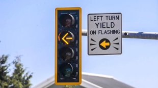 Жълта стрелка на светофара улеснява шофирането