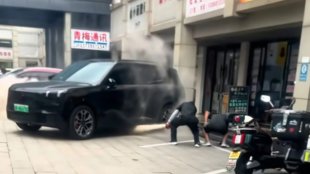 Китайски луксозен SUV се запали заради чужда батерия