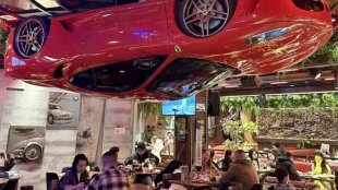 Ferrari F430 беше закачено на таван, за да служи като часовник