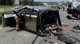 Cybertruck се разцепи на две в катастрофа с 10 коли
