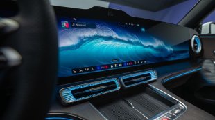 Mercedes ще върне бутоните, големите екрани остават