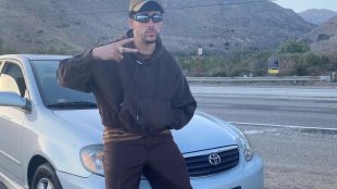 Новата суперзвезда на рапа смени уникално Bugatti със стара Corolla