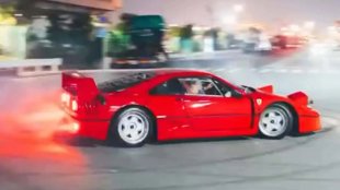 Люис Хамилтън дрифти с Ferrari F40 в Токио