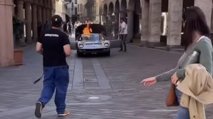 Lamborghini Miura за 2 милиона долара се запали в движение