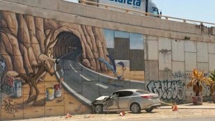 Шофьор се опита да влезе в нарисуван тунел