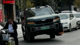 На война със скобите за паркиране - SUV на BYD се движи с блокирано колело