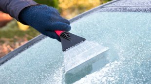 Как безопасно да почистите леда от предното стъкло на колата