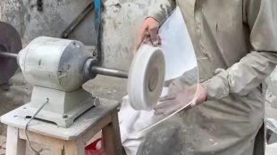 Вижте как улични майстори правят чудеса със стари и счупени фарове