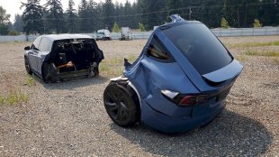 Разцепена на две Tesla Model X е изложена на търг