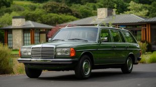  Погребан от земетресение Mercedes 280 TE беше продаден 252 000 долара