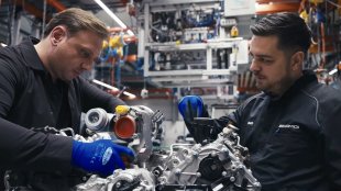 Клиенти сглобяват сами двигателя на своя Mercedes-AMG