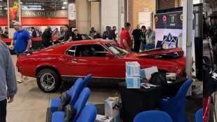 Рядък Ford Mustang се блъсна в стълб по време на търг