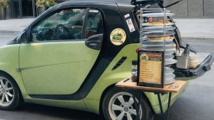 Уволнен от работа американец превърна Smart в пицария