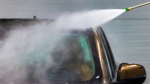 Водещ производител призова за отказ от миене на автомобила