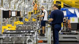 Вместо в електромобили GM инвестира 500 млн долара във V8