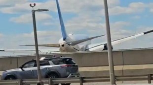 Пътнически Boeing удари камион и джип на магистрала