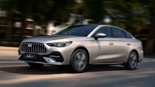 Geely пусна седан, който върви на бензин, алкохол и ток