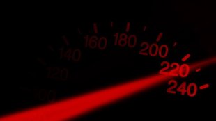 Математик обясни защо няма смисъл да се шофира със 140 км/ч по магистрала