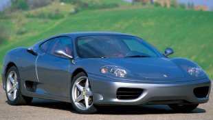 Клиент едва не изгоря в дилърството на Ferrari