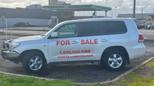 Toyota Land Cruiser на 999 999 километра търси нов собственик