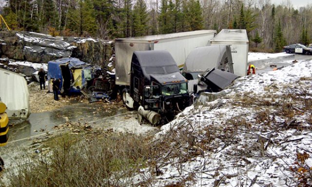 Катастрофирал камион изсипа милиони на пътя