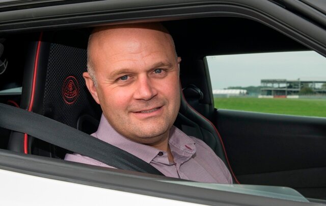 Гуруто на Lotus премина в Aston Martin