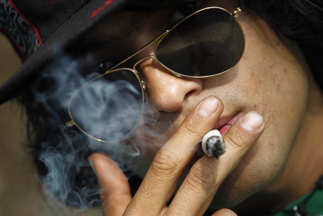 Феновете на Tesla обичат марихуаната повече от тези на Toyota Prius