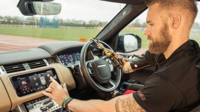 Jaguar разработи врати, отворящи се с жестове