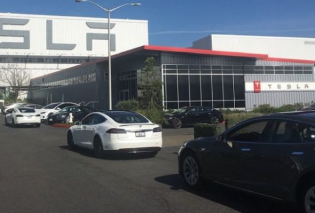 Американец нападна Tesla Model S с брадва