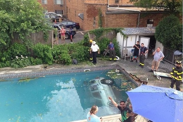 Пияна американка паркира в басейн