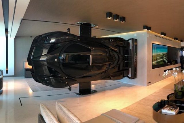 Суперавтомобил Pagani стана част от декор