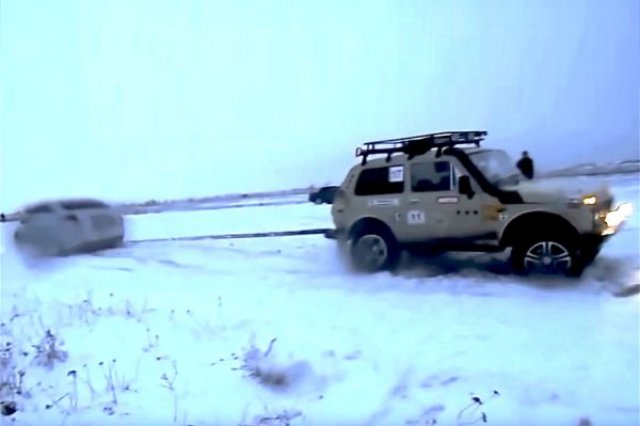 Audi S6 срещу Lada 4x4 в дърпане на въже (ВИДЕО)