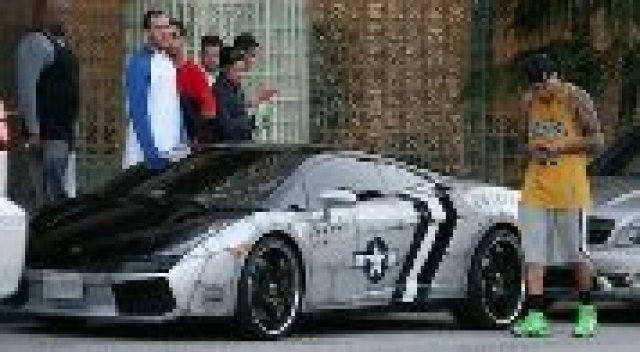 Рапър с Lamborghini като изтребител