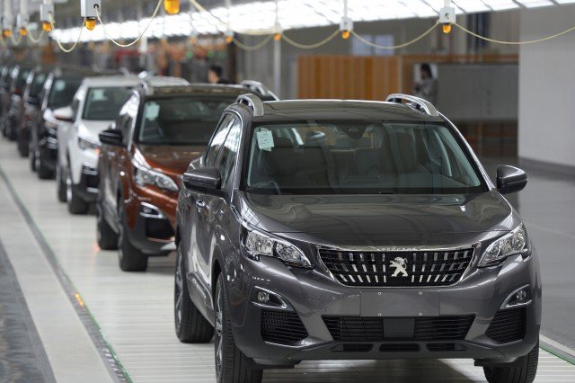 Peugeot Citroën се изправя сам срещу Uber и компания