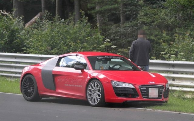 Audi R8 e-tron се разби на 