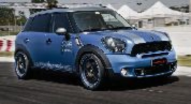 Модел на MINI отбелязва 150 години Италия