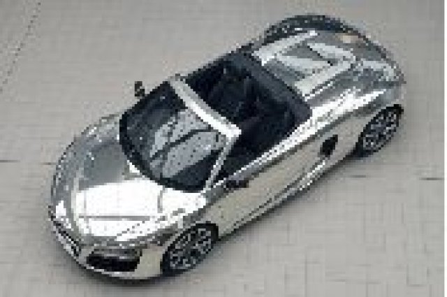 Audi и Елтън Джон събраха $988 000 от две хромирани R8 Spyder