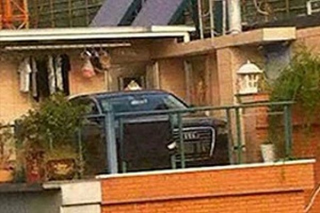 Китайка паркира Audi A8 на терасата си