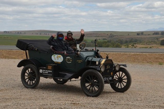 Холандци обиколиха света с Ford Model T