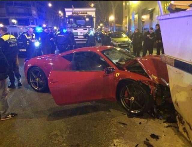 Испанец разби Ferrari 458 в кофа за боклук