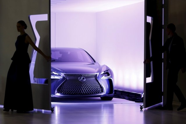 Флагманът на Lexus преминава на водород