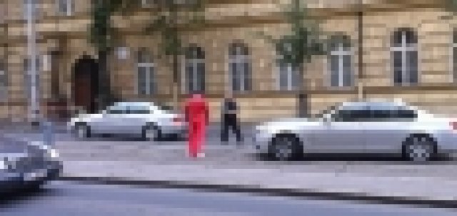 Улиците са опасно място. Носете си меча