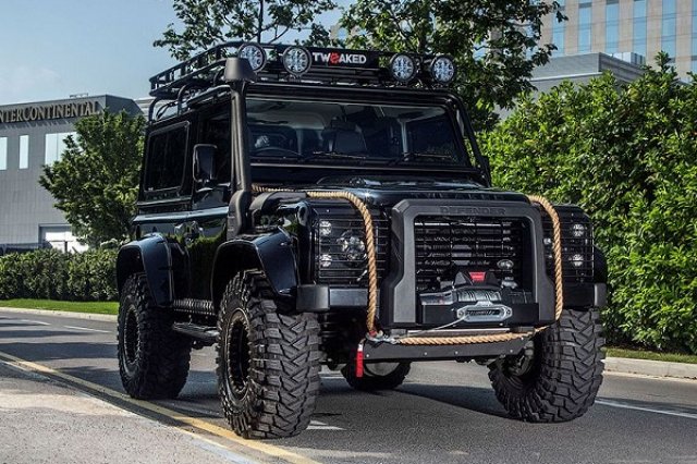 Land Rover Defender в стил Джеймс Бонд
