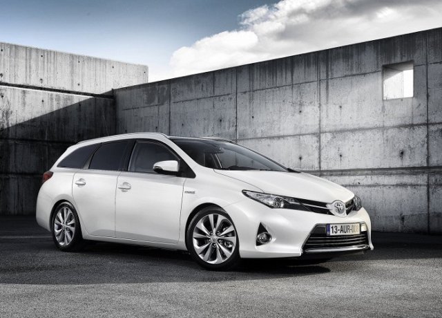 Toyota Auris вече и във версия комби