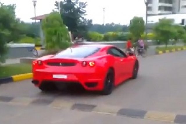 9-годишен кара Ferrari