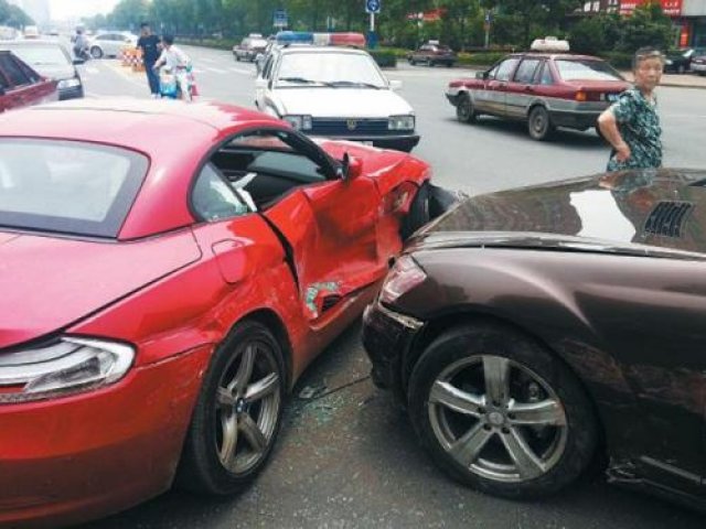 Mercedes S-Class и BMW Z4 в схватка 